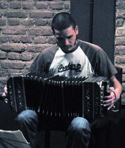 Juan Viñas Tocando en restaurante Miguel