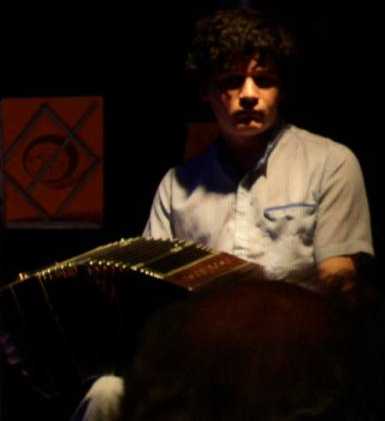 Juan Viñas tocando el bandoneon